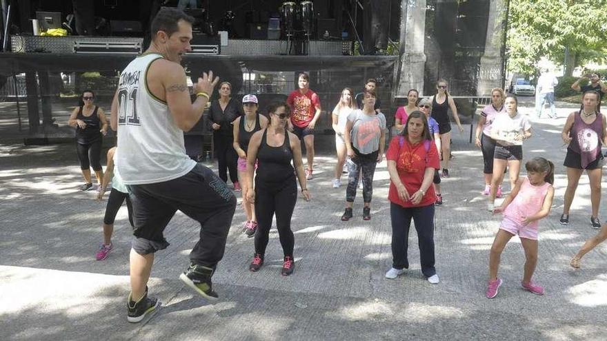 Vecinos en una sesión de zumba en las pasadas fiestas del Barrio de las Flores.