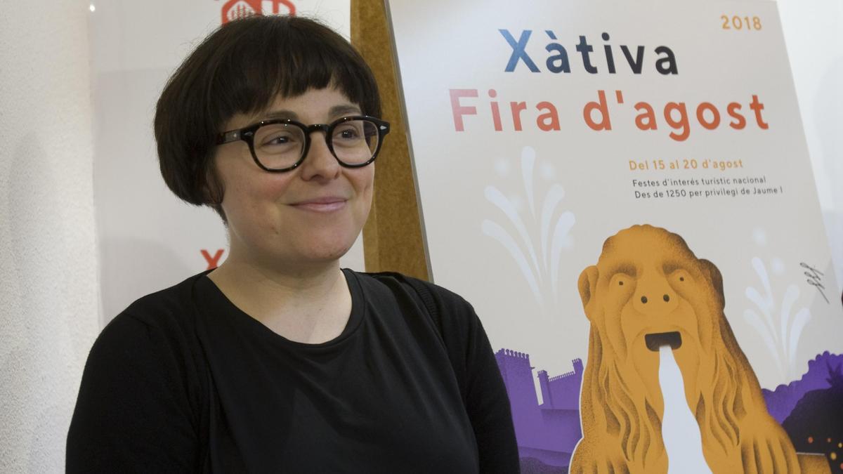 La ilustradora &#039;Malota&#039;, tras presentar el cartel de la Fira de Xàtiva.