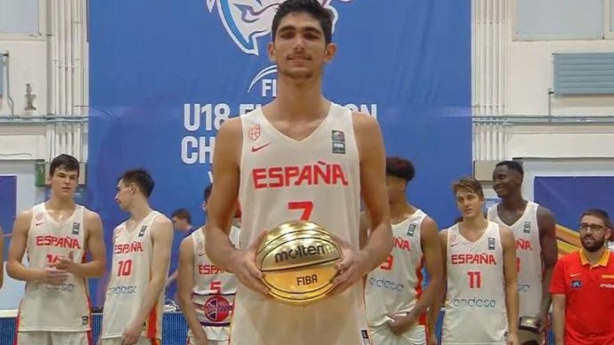 Santi Aldama posa con el premio al MVP del Eurobasket sub 18