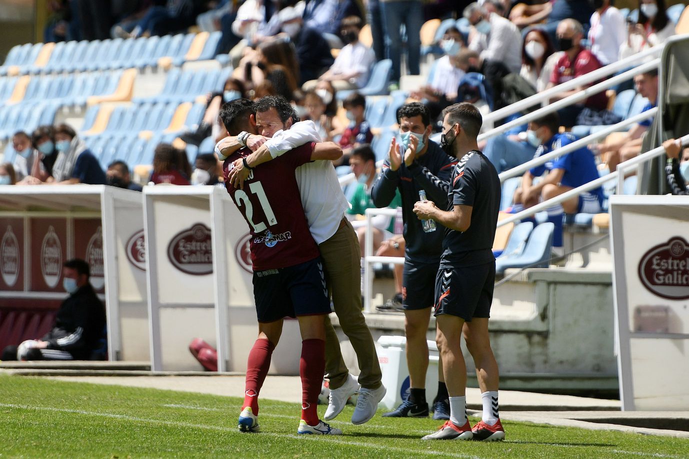 La emocionante permanencia del Pontevedra: goles y lágrimas en Pasarón