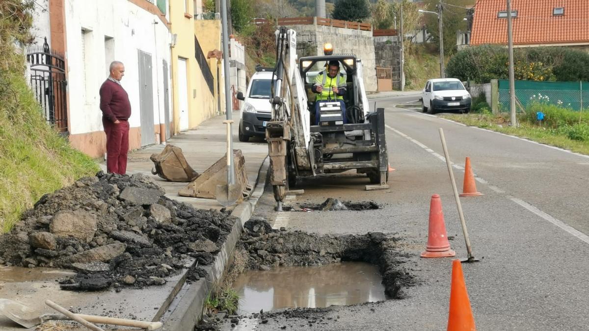 Obras de reparación de la avería del agua en la carretera provincial en Ameixoada.
