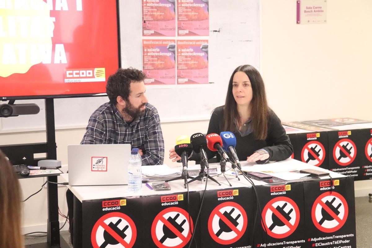 La secretaria general de CCOO Educació comarques gironines, Ester Satorras, i el doctor en educació, Álvaro Lafuente, en una roda de premsa a la seu del sindicat