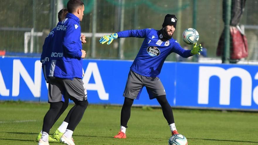 Dani Giménez, en el césped de Abegondo.