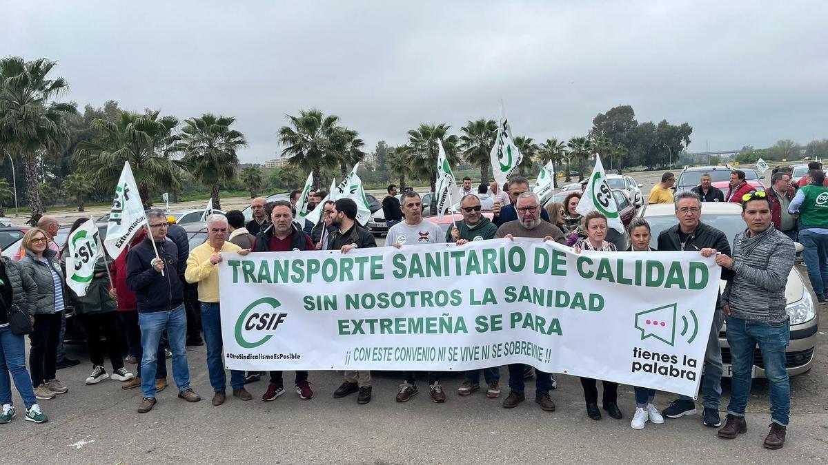 Trabajadores de Ambuvital, este miércoles, en Mérida.