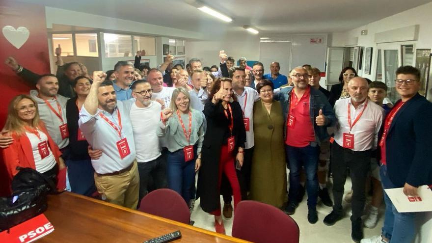 José Ramón Romero, 5º por la dcha., celebra la primera mayoría absoluta del PSOE de Boiro en 36 años