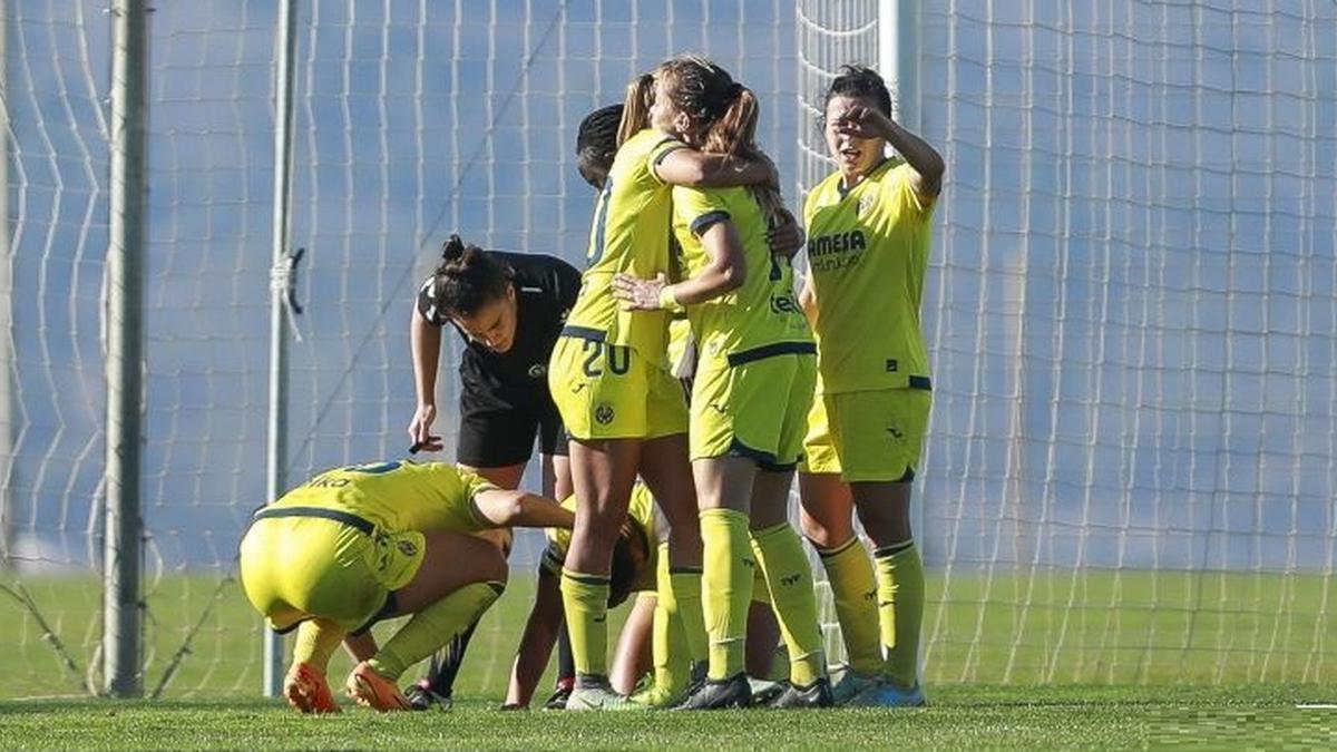 Las jugadores del Villarreal femenino celebran uno de los goles en Granada.