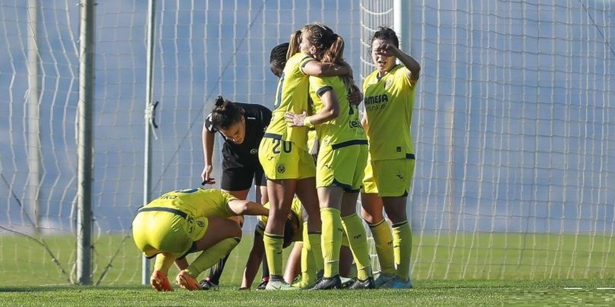 Las jugadores del Villarreal femenino celebran uno de los goles en Granada.