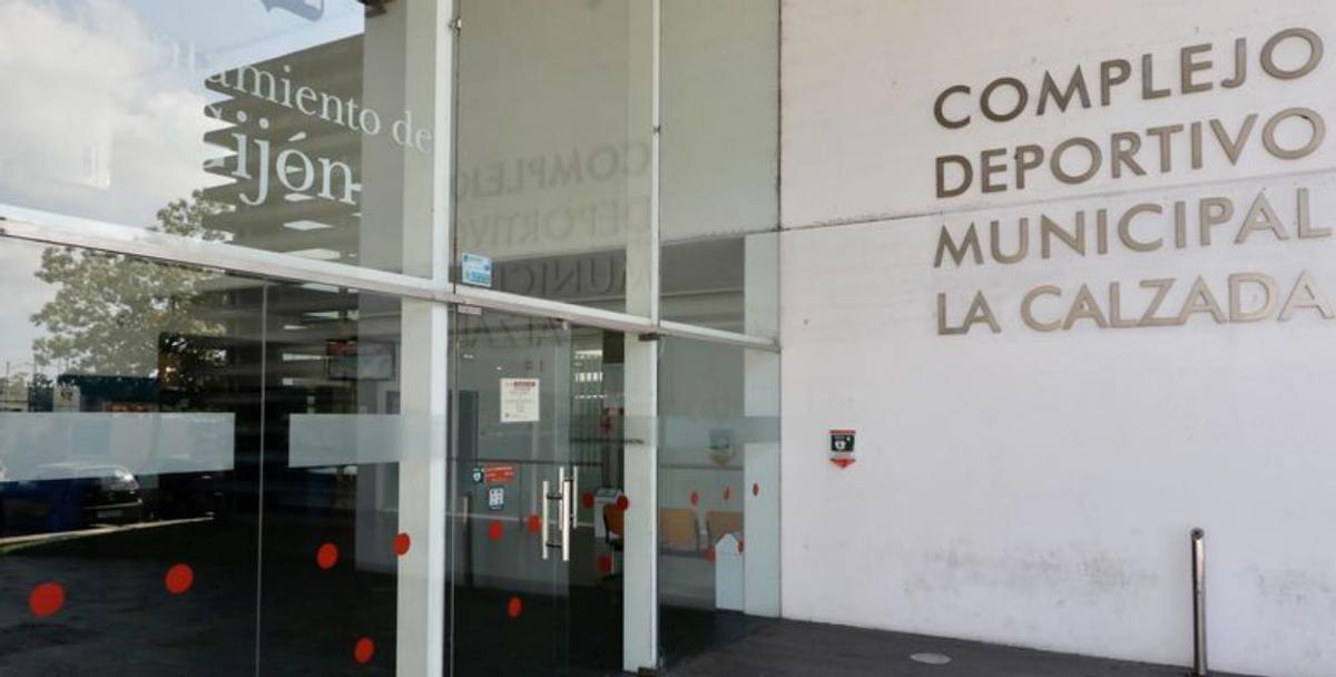 Acceso al complejo deportivo de La Calzada. | MARCOS LEÓN