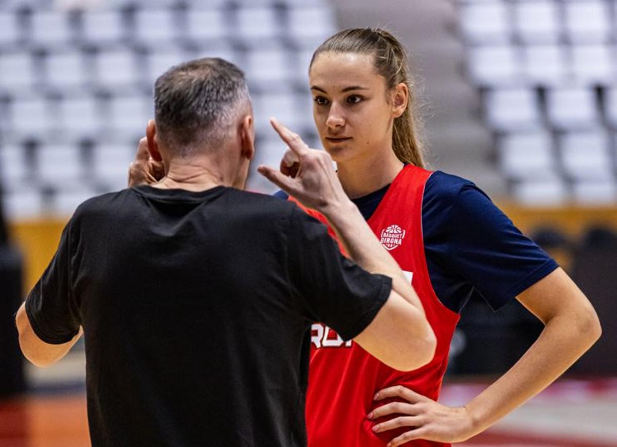 Axelle Merceron, parlant amb Roberto Íñiguez divendres al pavelló de Fontajau.