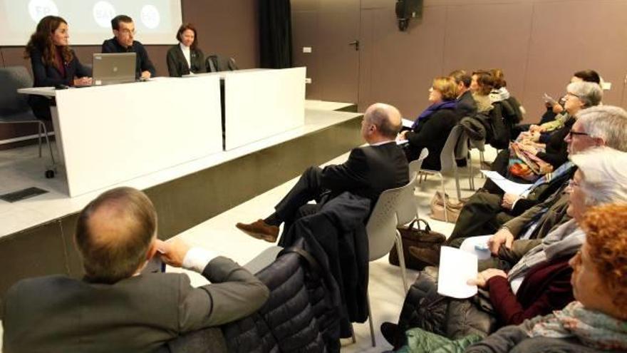 Celebració de la Setmana de la Ciutat Educadora. ?A l&#039;esquerra, entrega de la primera Beca Girona Premi d&#039;Europa per part de l&#039;alcaldessa, Marta Madrenas, al centre educatiu. A la dreta, celebració de la Jornada Lluís Maria de Puig al Centre Cívic del Barri Vell.