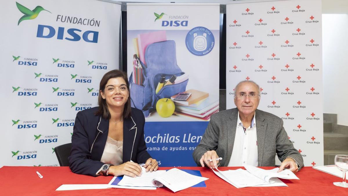 De izq., a dcha., Sara Mateos, directora de la Fundación Disa; y Antonio Rico, presidente de Cruz Roja Española en Canarias. | | LP/DLP