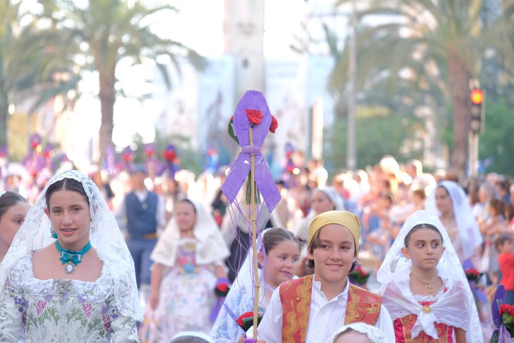 Los festeros aprovechan la Ofrenda para protestar contra la violencia de género con flores y lazos morados