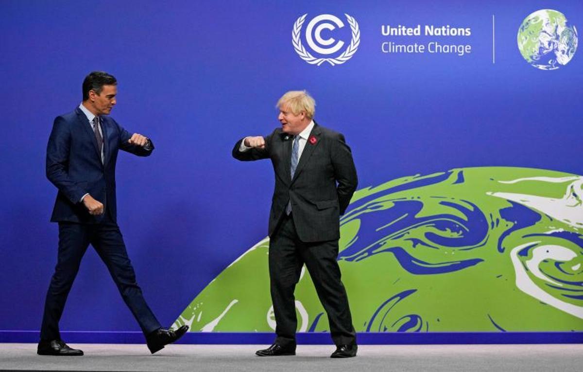 El presidente del Gobierno, Pedro Sánchez, saluda al primer ministro británico, Boris Johnson, este 1 de noviembre de 2021 a su llegada a la COP26 en Glasgow, Escocia.