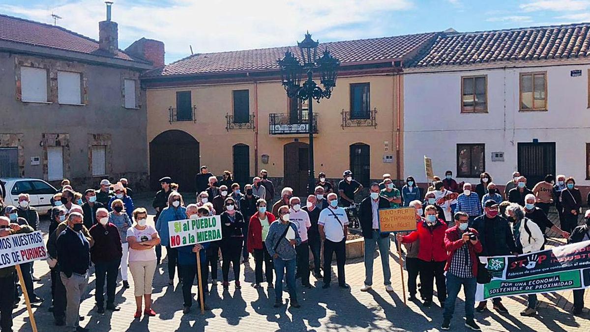 Concentración de vecinos de la comarca de Tábara contra las macrogranjas, ayer en Faramontanos. | Cedidas