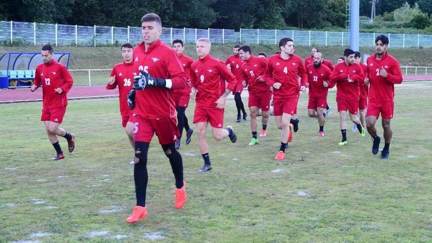 Los futbolistas del Alondras, ayer en el entrenamiento en el campo del estadio de atletismo. // G. Núñez