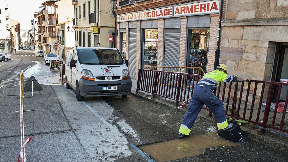 Una avería en la red de la calle Santa Cruz ocurrida el pasado mes de febrero.| J. A. G.