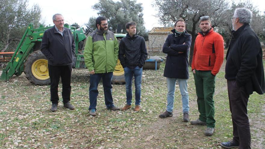 Autoridades y agricultores han presentado esta mañana la línea de ayudas.