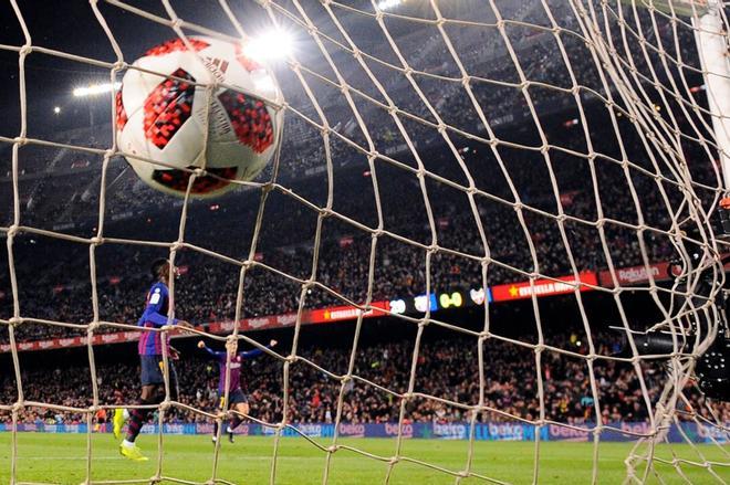 El delantero francés del Barcelona, Ousmane Dembele, marca un gol durante la ronda de la Copa del Rey (Copa del Rey) entre el FC Barcelona y el Levante UD, en el estadio Camp Nou de Barcelona.