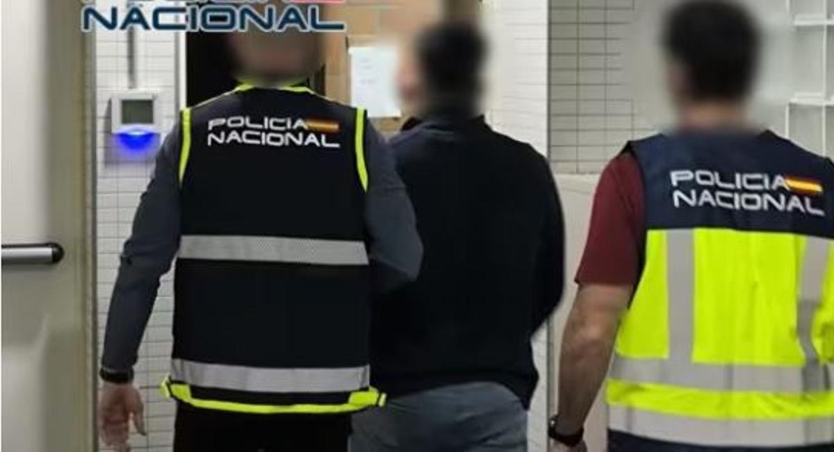 Momento de la detención del presunto autor de la paliza
