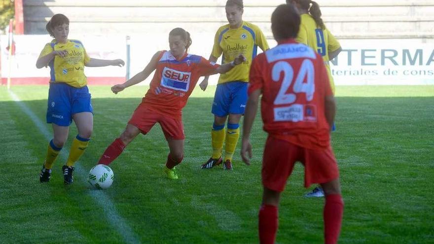 Encuentro del Ana Vidal Atlético Arousana disputado en el campo de A Lomba. // Noé Parga