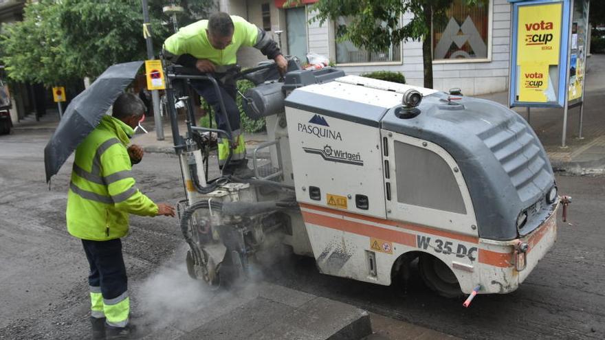 Operaris treballant al tram sud del passeig de la Pau