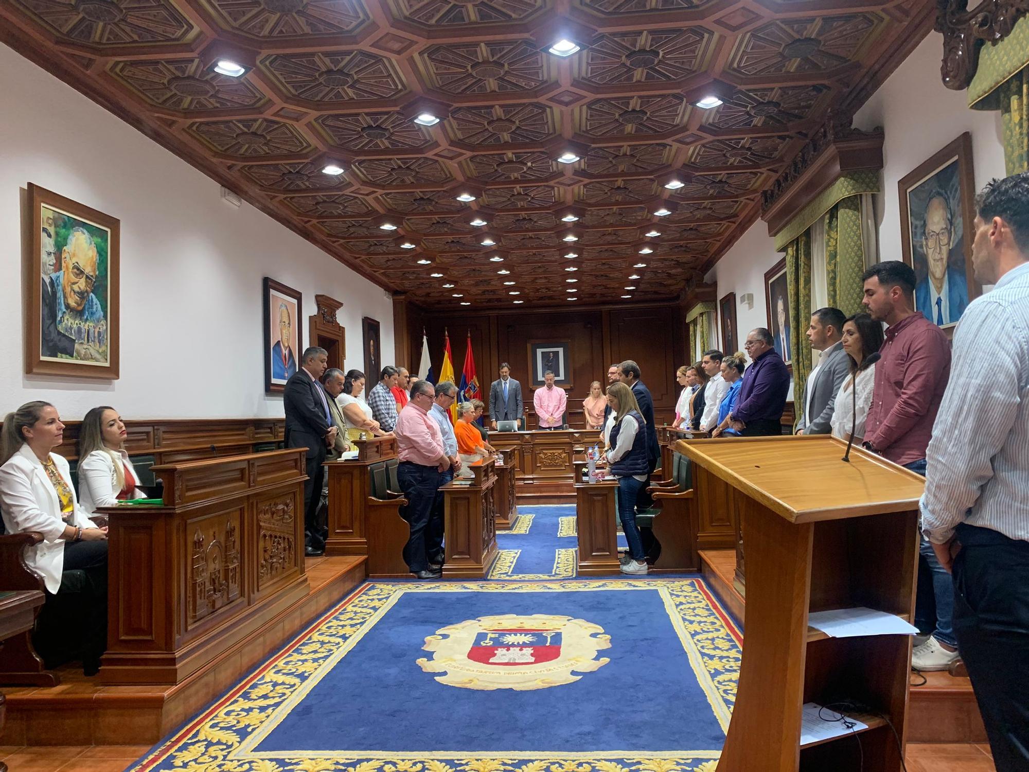 A la izquierda, las dos concejalas de Vox sentadas durante el minuto de silencio