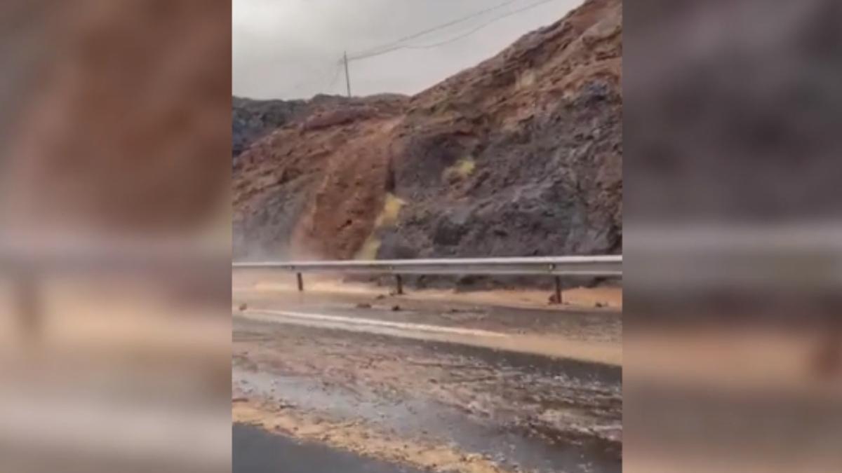 Cascada de barro y piedras en la TF-1 por la lluvia