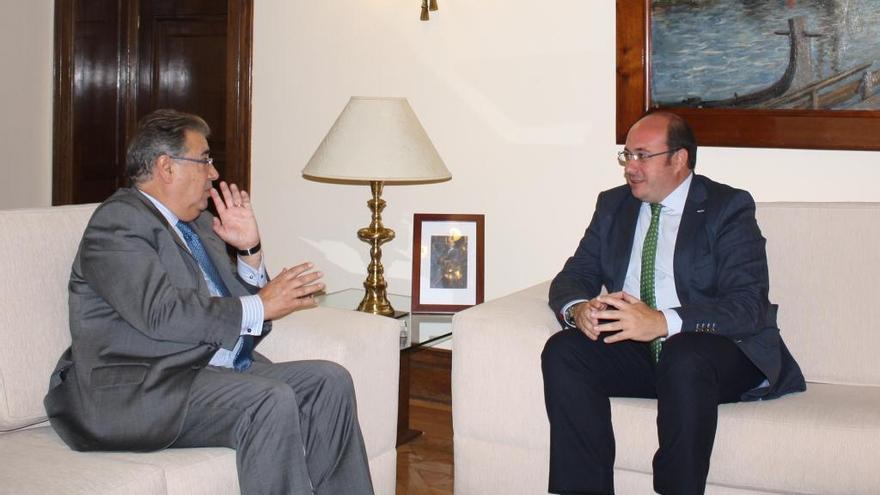 El presidente de la Comunidad, Pedro Antonio Sánchez, durante la reunión con el ministro del Interior, Juan Ignacio Zoido