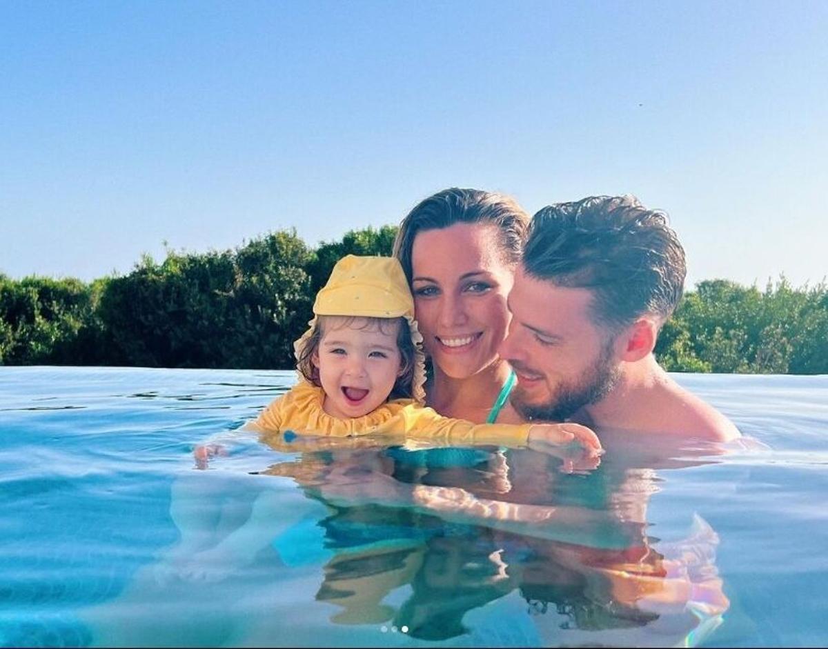 David de Gea, con su hija y su mujer Edurne, en la piscina