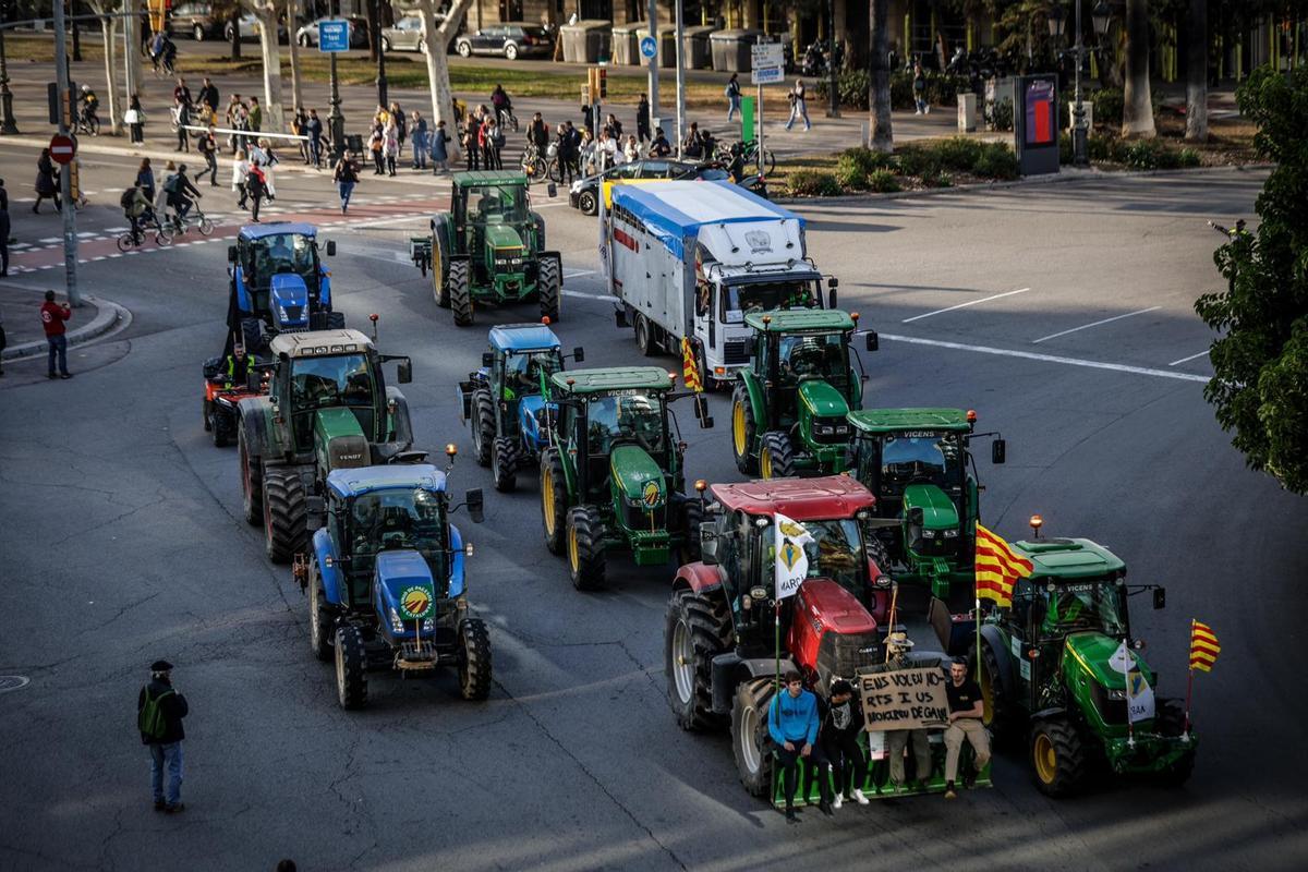 Los tractores circulan por la Diagonal de Barcelona