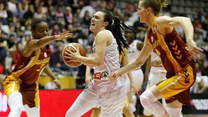 Nicole Romeo mira de passar entre Epoupa i Quigley, en el partit contra el Galatasaray.