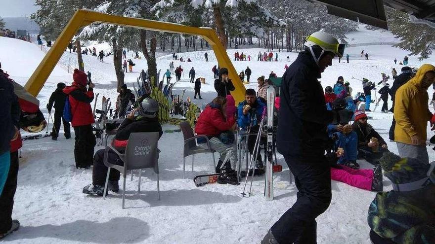 Más de 800 personas acudieron ayer a la estación de esquí de Manzaneda. // Manzaneda