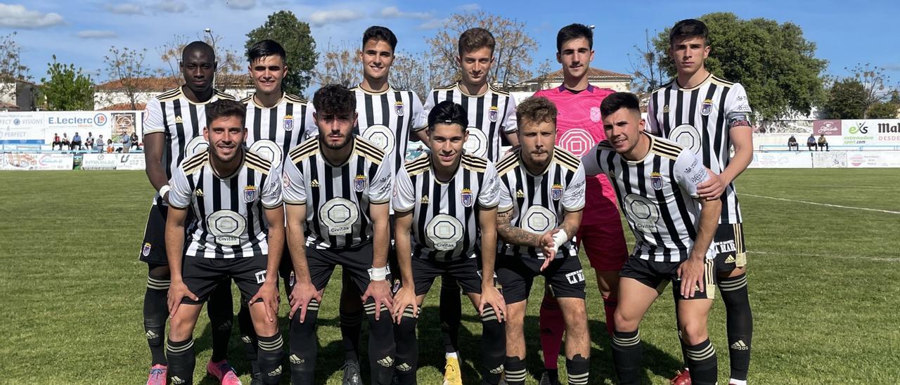 Once inicial del Badajoz B en el partido de Trujillo.