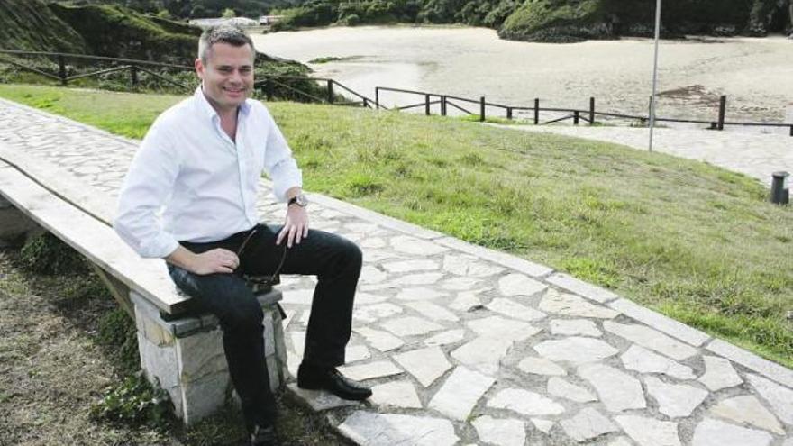 Cary Pinkowski, en la playa de Tapia de Casariego, uno de sus rincones favoritos del concejo.