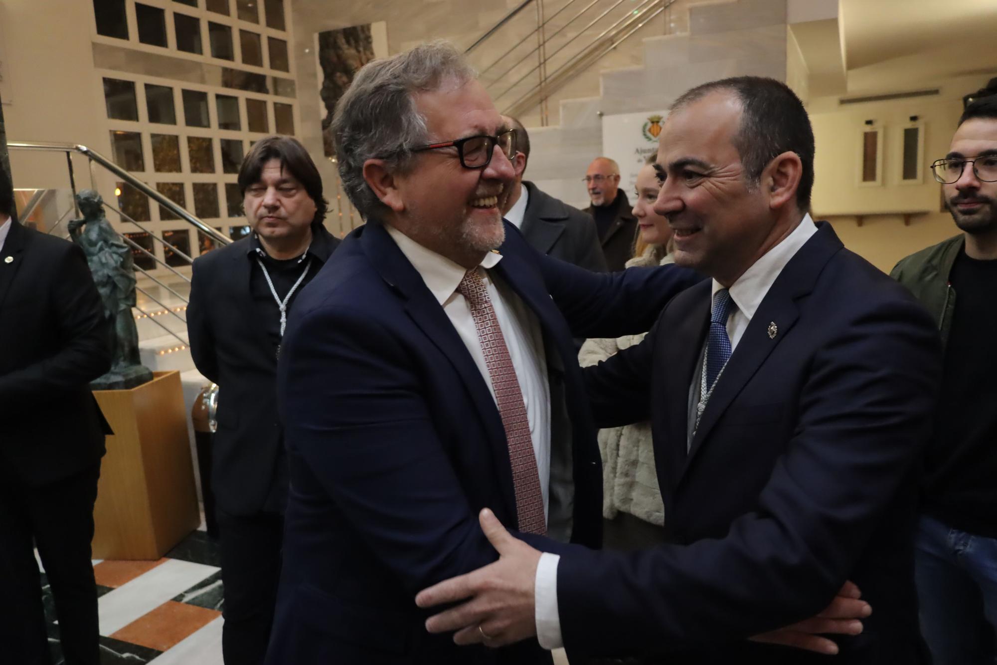 Las imágenes de la entrega de las medallas de oro de Vila-real a Porcelanosa, Carmelitas y 'Quique' y la distincion de Hijo Predilecto a Diego Dualde