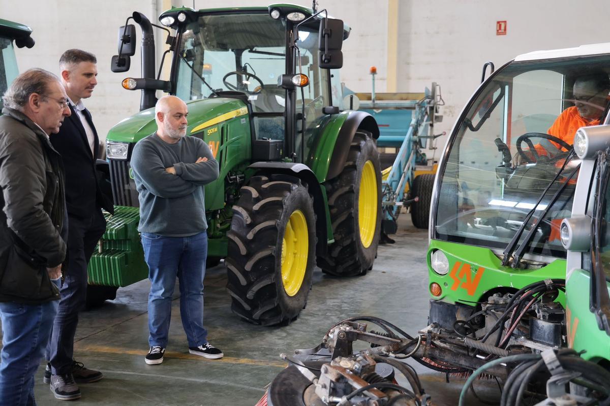 Jordi Mayor y el alcalde de Polinyà, Òscar Navarro, observan una barredora.