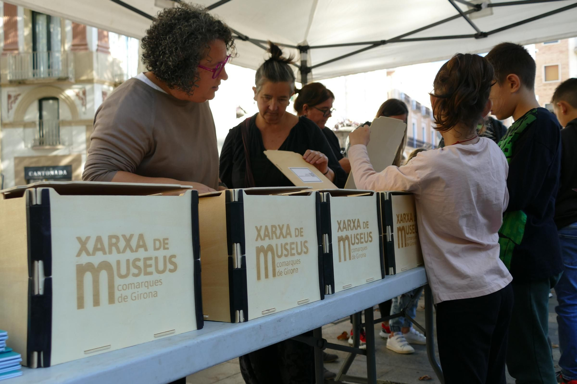 La 6a edició d’“Els museus surten al carrer“ atrau centenars de persones a la Rambla de Figueres