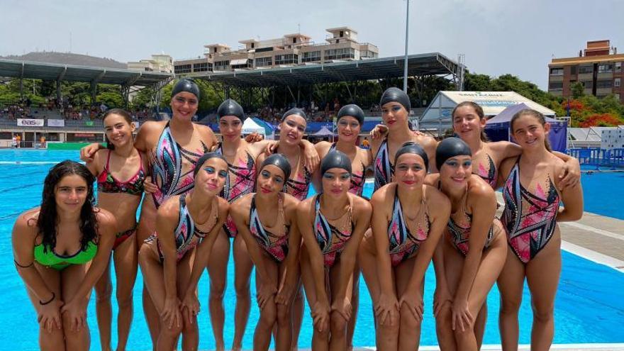 El equipo de natación artística del Real Club Náutico de Vigo que viajó a Tenerife. |  // RCNV