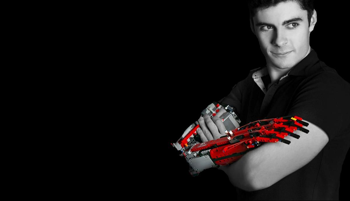 David Aguilar, el chico con el brazo de Lego.