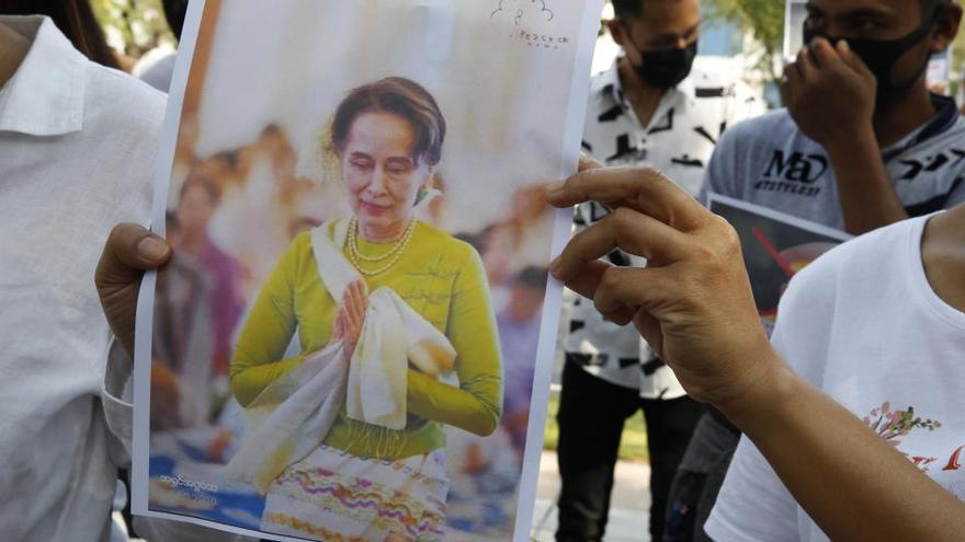 La policía birmana presenta cargos contra San Suu Kyi