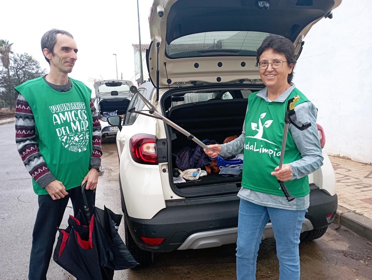 Los voluntarios usan pinzas para recoger muchas de las basuras.