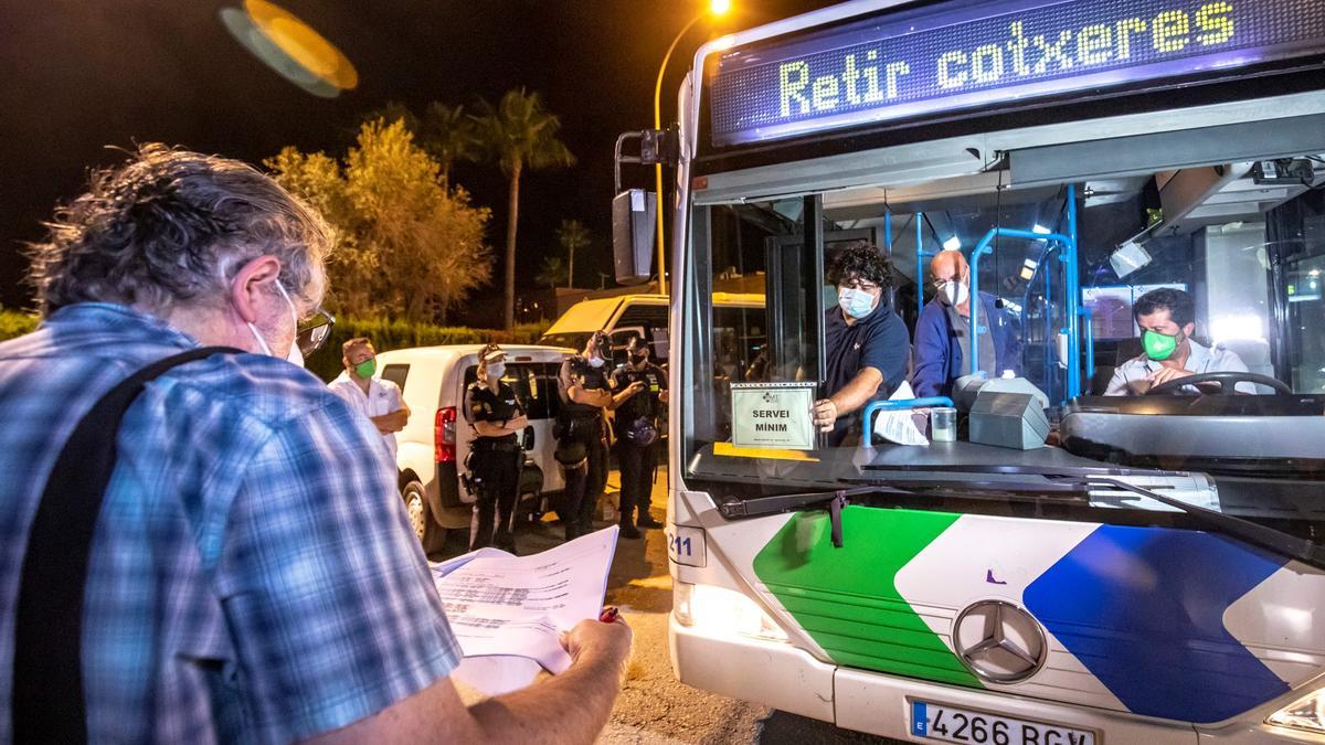 Este martes solo circularán los servicios mínimos.