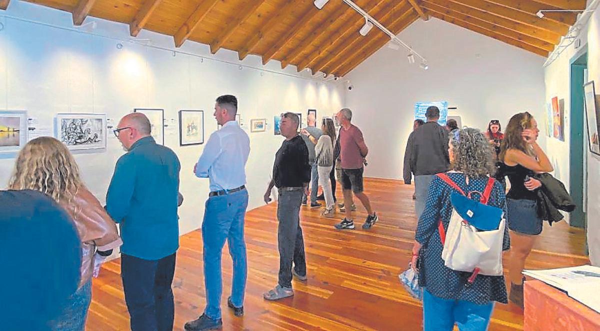 Un grupo de visitantes a la exposición ‘Por fin’.