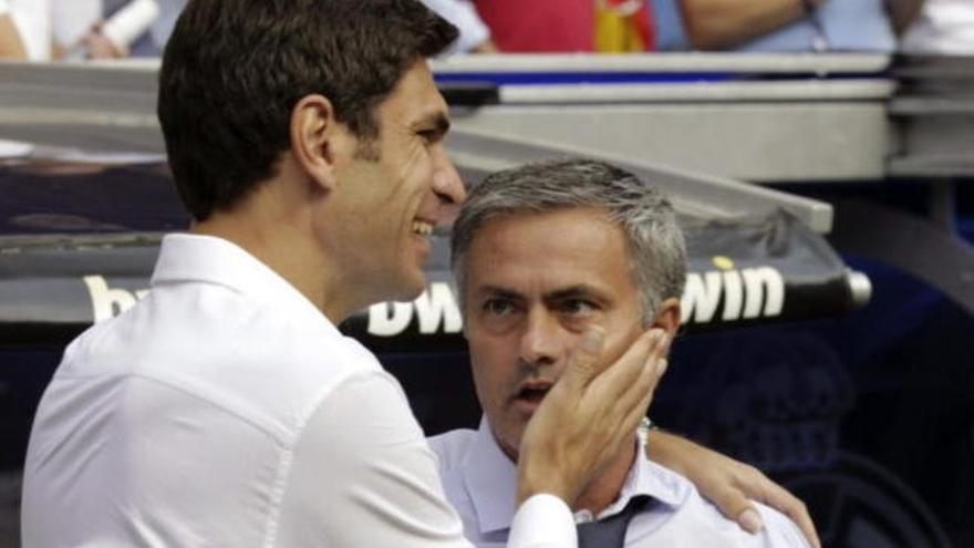 Pellegrino saluda a Mourinho antes del partido.