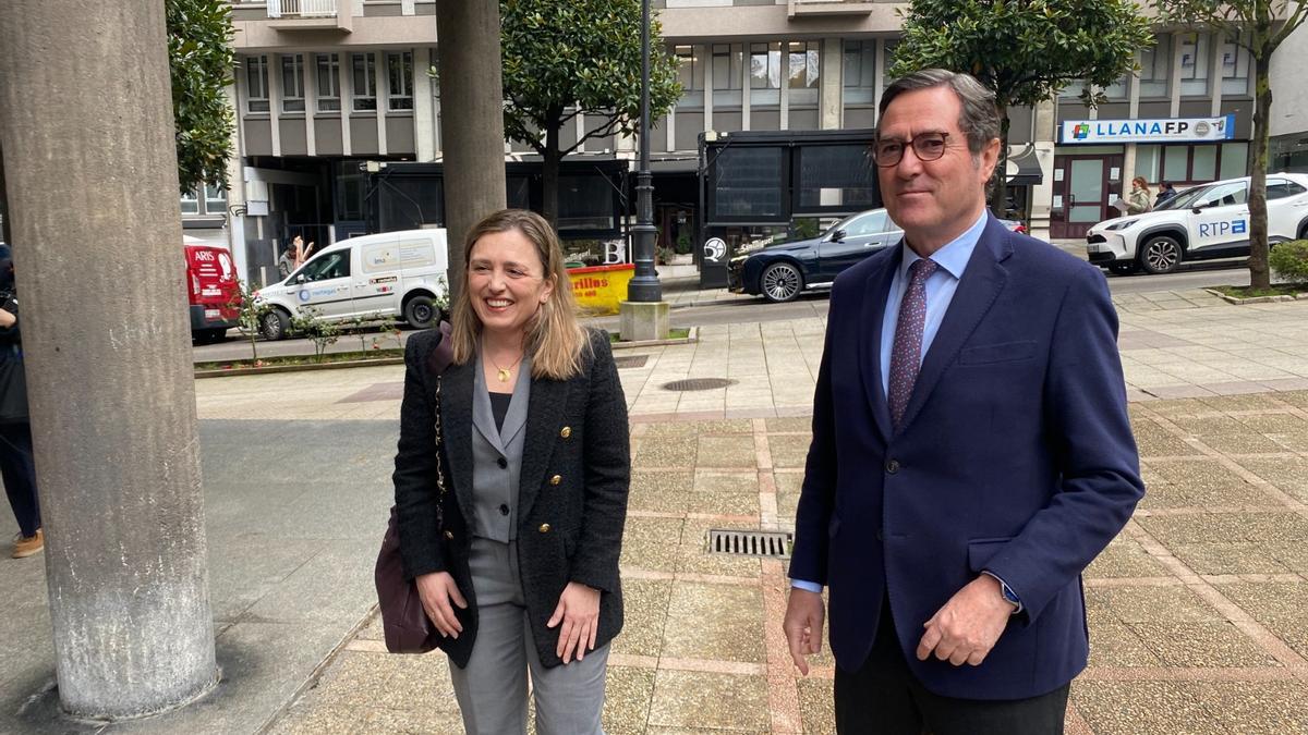 María Calvo y Antonio Garamendi, este viernes ante la sede de FADE, en Oviedo.