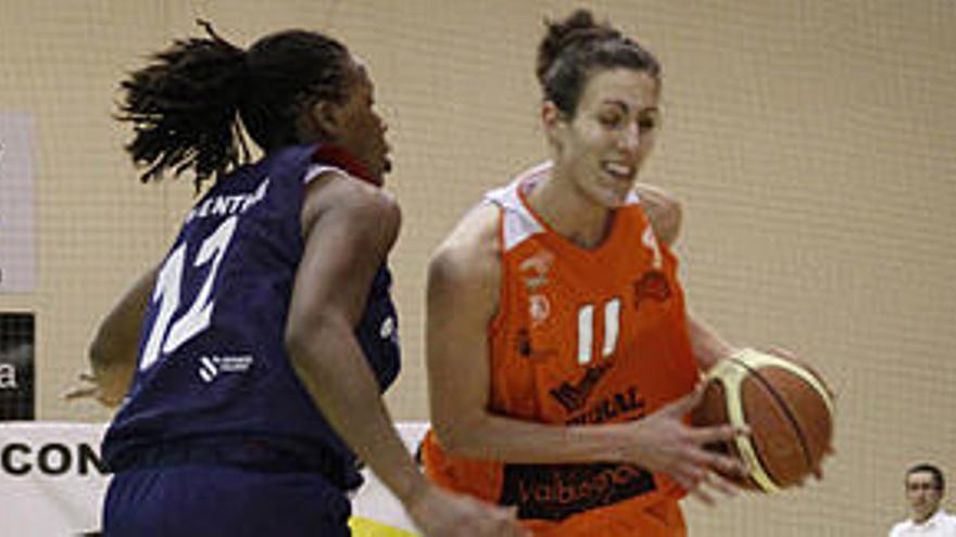 Laura Gimeno, con el balón, ante la norteamericana Baendu Lowenthal.