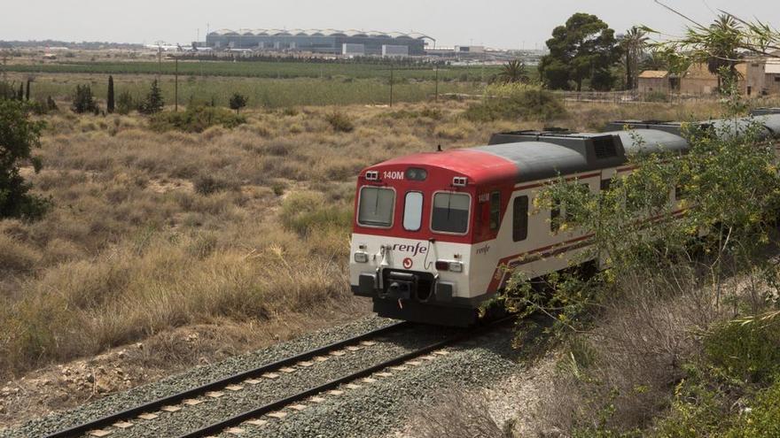 Un tren  de cercanías circulando en dirección a Alicante. Al fondo la terminal.