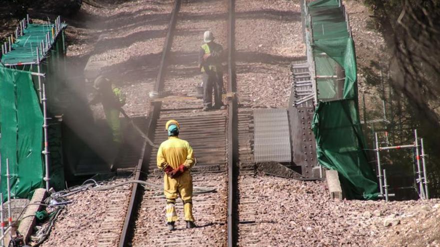 Imagen de los recientes trabajos de mejora en un puente de la línea ferroviaria