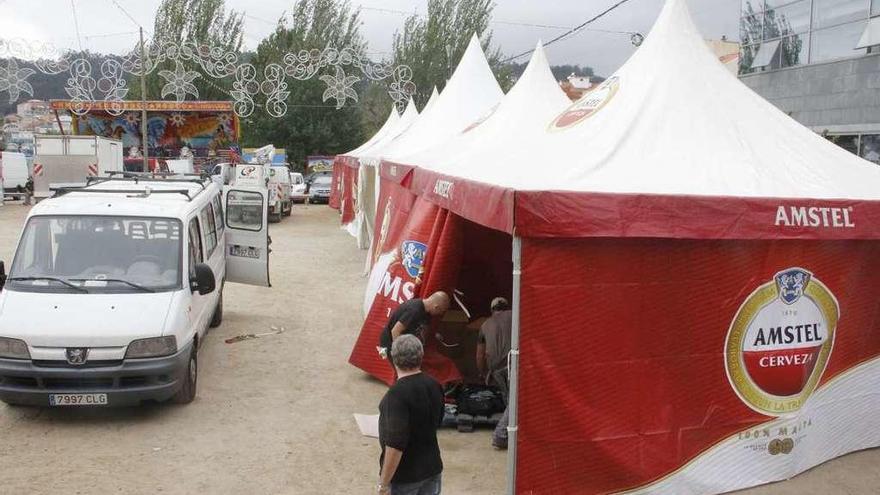 Instalación de jaimas en las Fiestas del Cristo. // Santos Álvarez