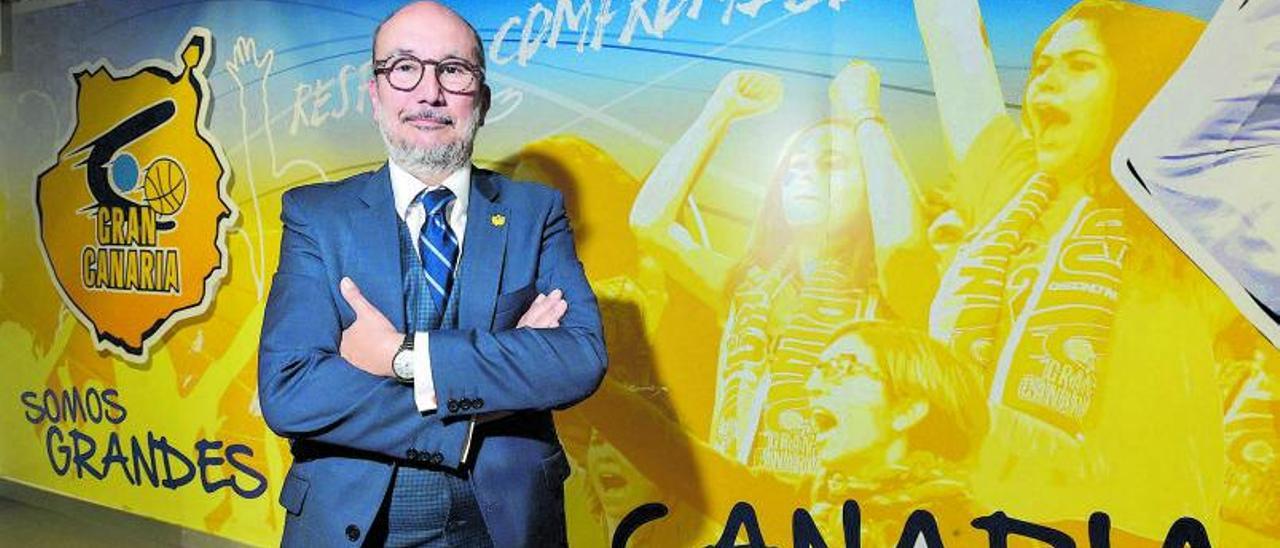 El presidente del CB Gran Canaria, Enrique Moreno, posa en los pasillos del Gran Canaria Arena, bajo un mural en el que honra a la afición claretiana. | | ANDRÉS CRUZ